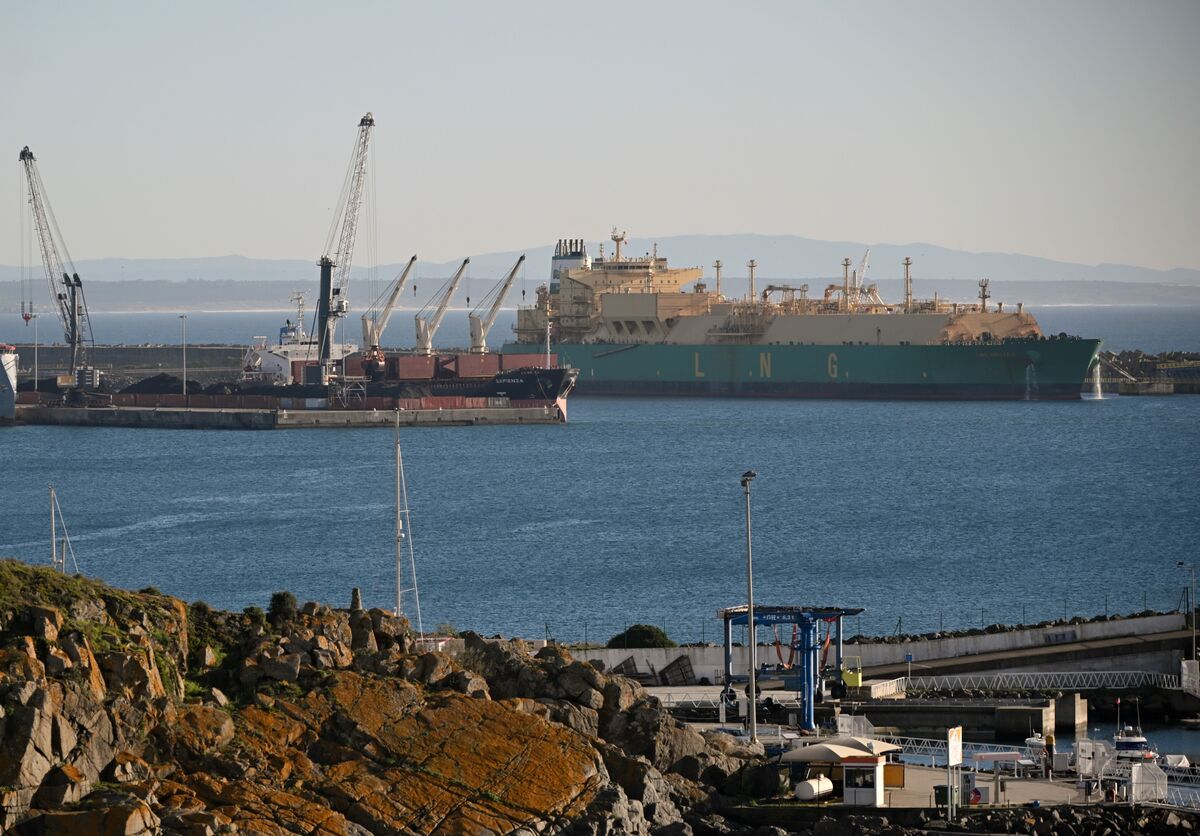 bloomberg.com - Ruth Olurounbi - Nigeria Allows 28 Firms to Sell Natural Gas Lost to Flaring