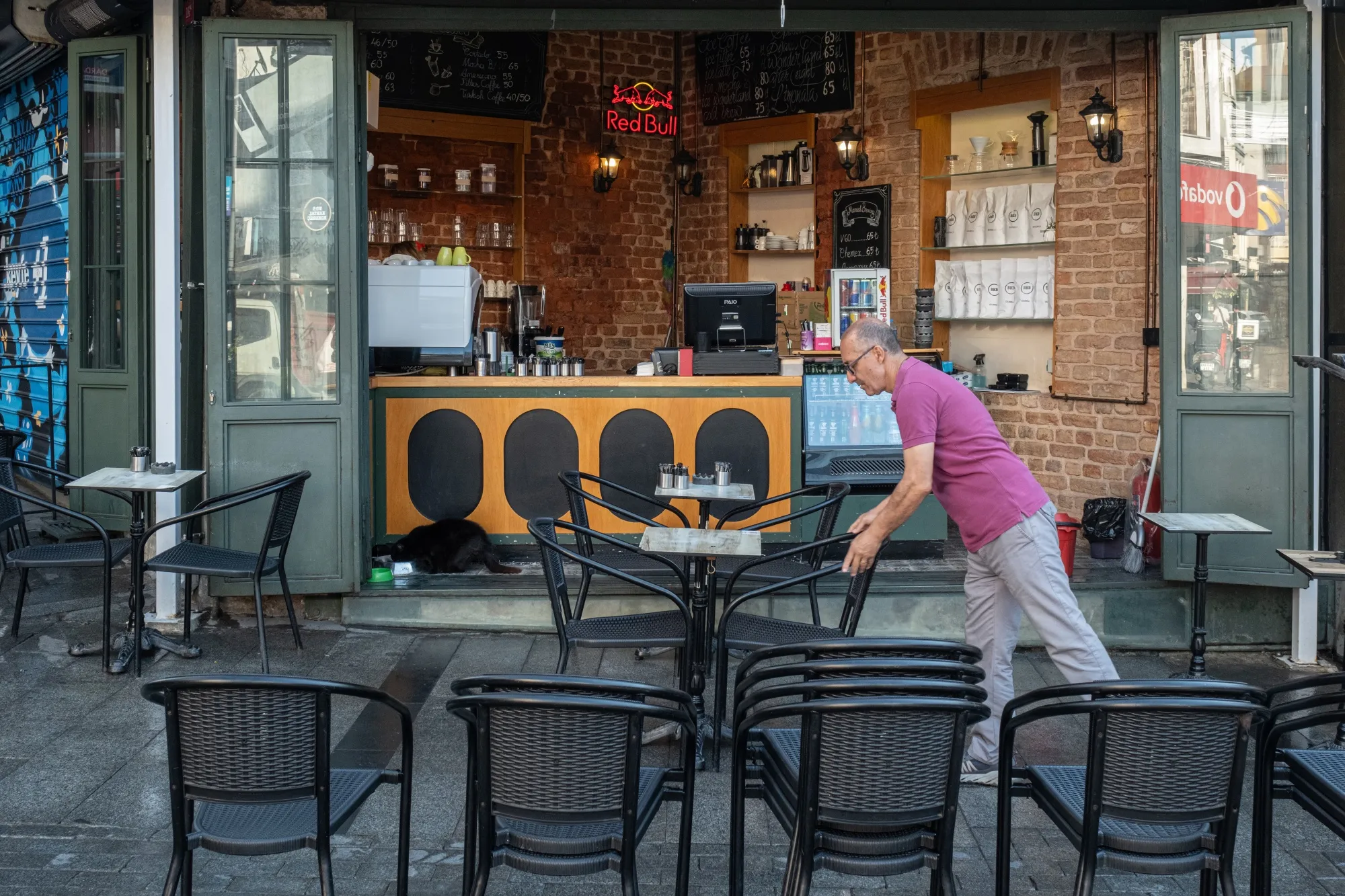 An employee organizes tables outside a cafe.&nbsp;The monthly net minimum salary will be set at 17,002 liras ($578).