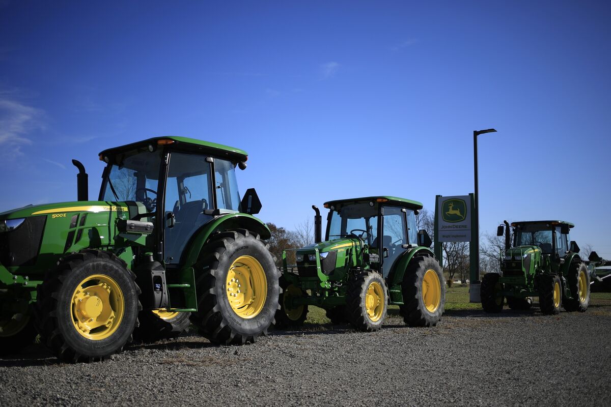 
                            Trump Urges Tractor Makers to Cut Costs as Vexed Farmers Get Aid