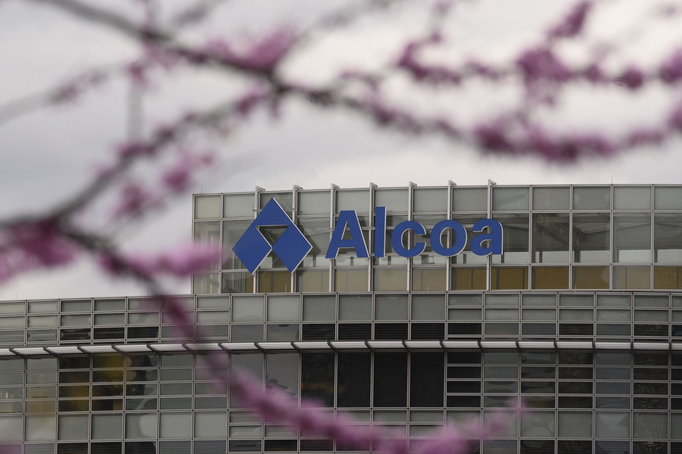 Alcoa Joins Metal Firms in Pledge to Eliminate Emissions by 2050