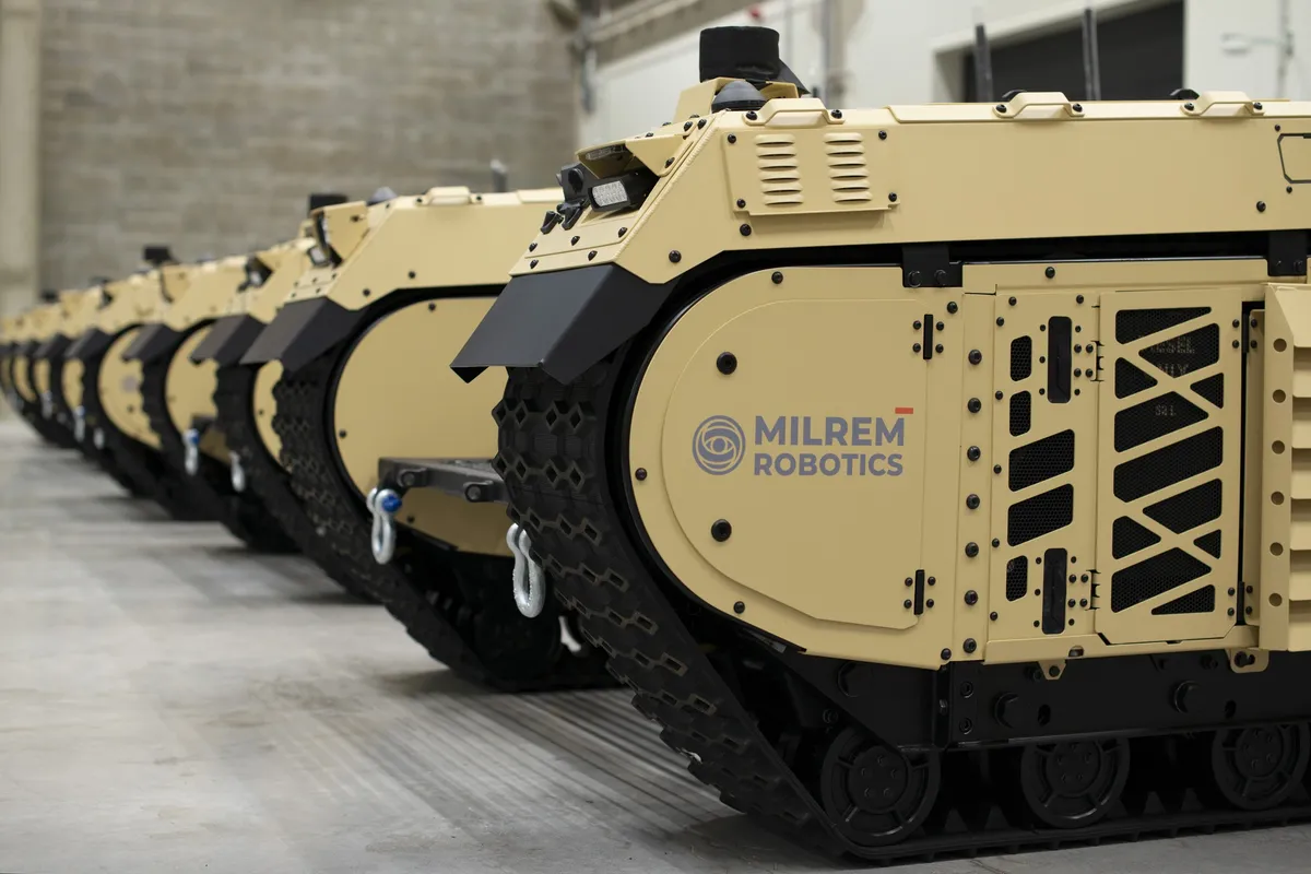 خودروهای پهپادی سیستم پیاده نظام مدولار هیبریدی ردیابی شده (THeMIS) Milrem Robotics در انتظار حمل و نقل در تالین.