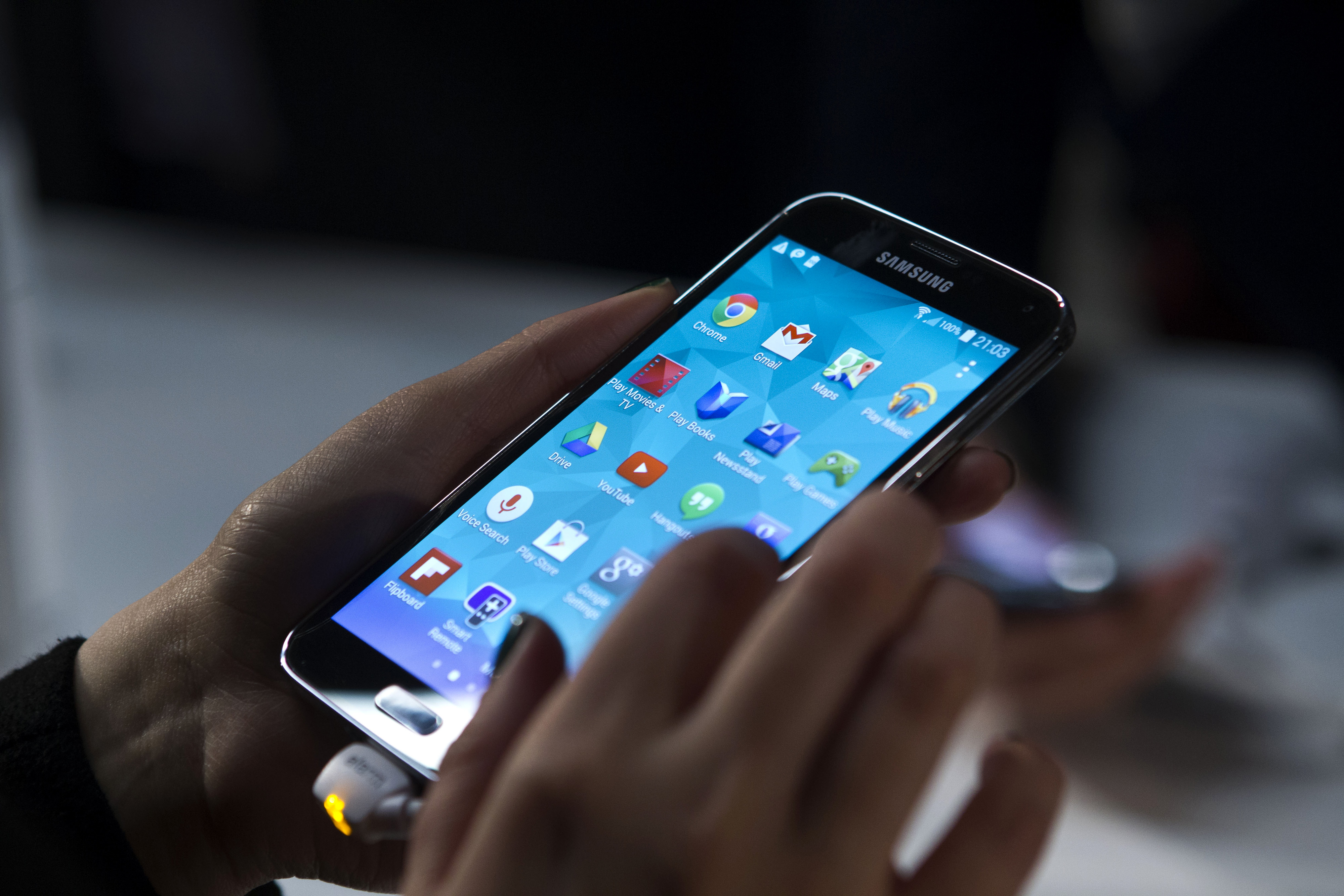 Samsung galaxy последние новости. Самсунг в руке. Смартфон самсунг в руке. Samsung Galaxy в руке. Телефон нсамсунг в руках.