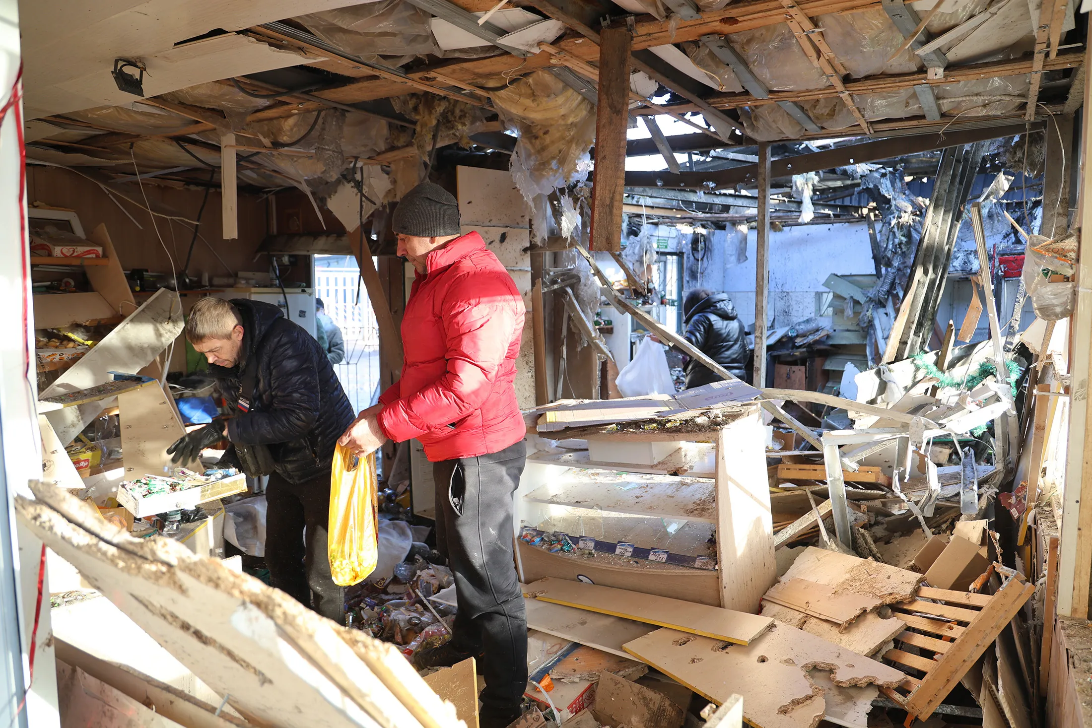 Residents try to rescue their belongings after shelling in a&nbsp;market place in&nbsp;Donetsk, which is currently under Russian control, on Jan.&nbsp;21.