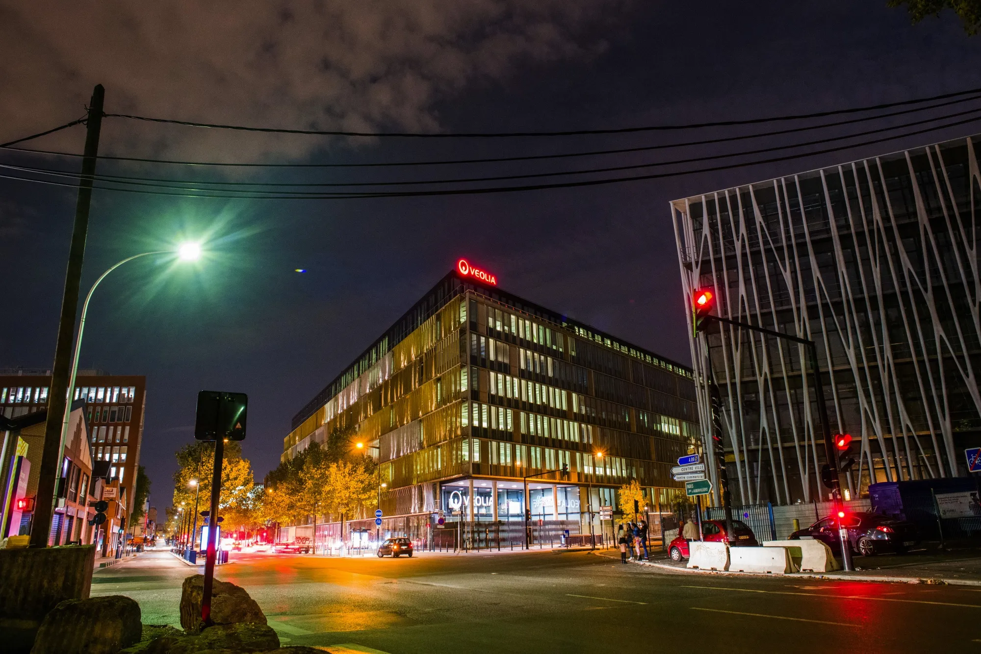 Veolia Environnement SA Garbage Collection As Suez SA Takeover Battle Extended