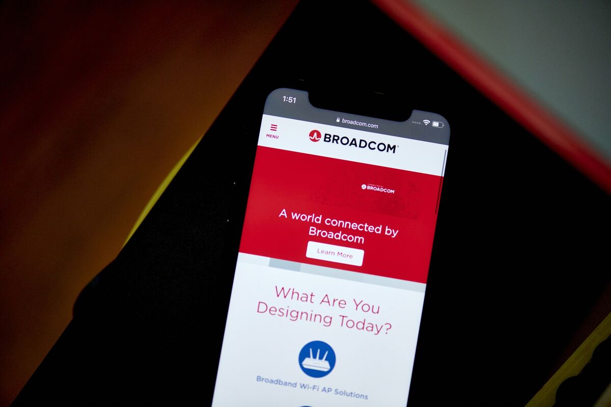 Emerging-Market Stocks Fall as Broadcom Miss Disrupts AI Trade