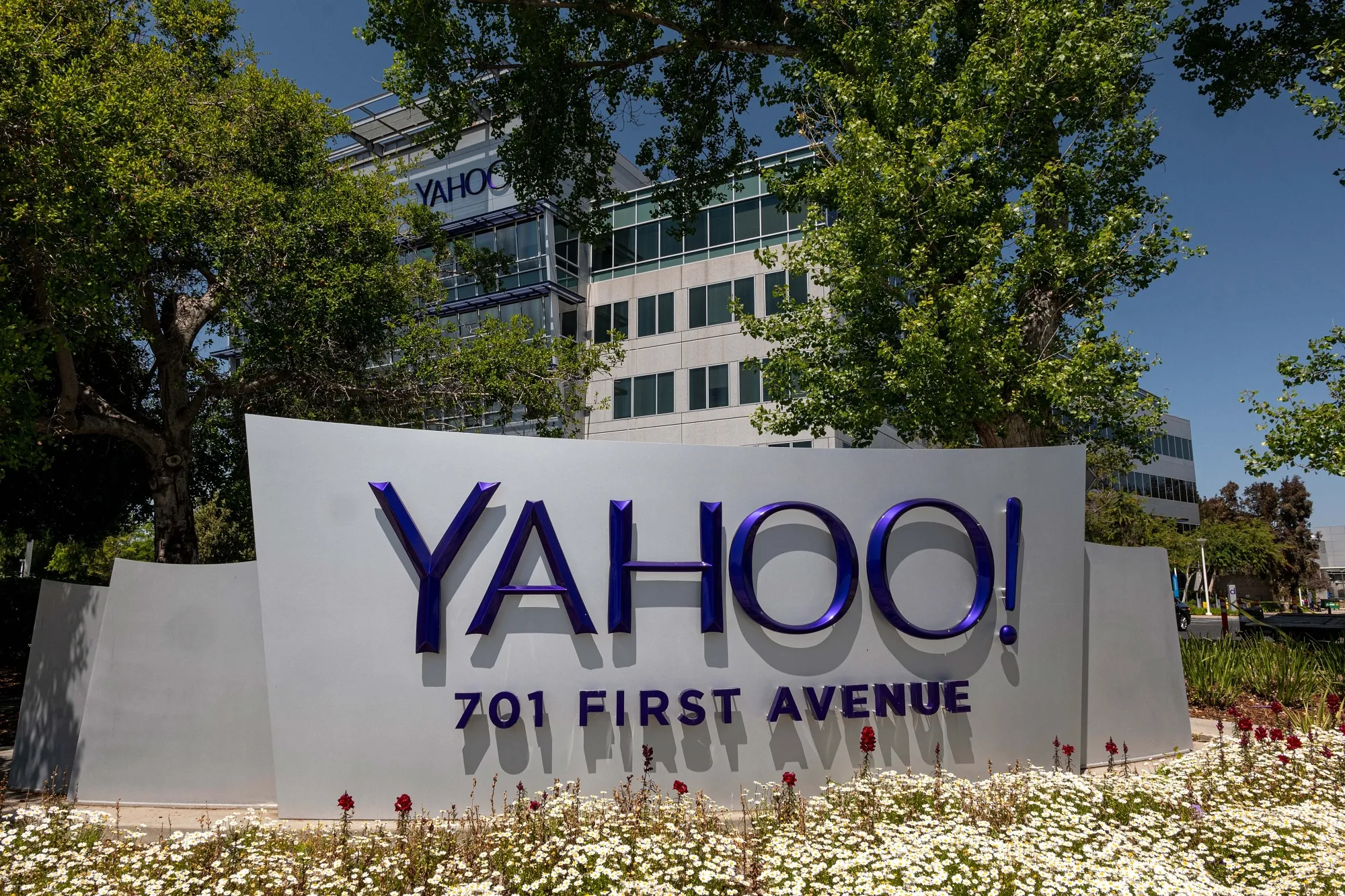 Yahoo to Cut 1,000 Jobs in Latest Tech Layoffs (AOL) - Bloomberg