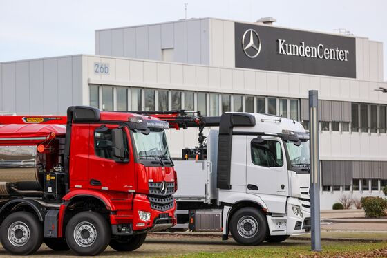 Daimler Braces for Questions on Job Cuts After Truck Spinoff