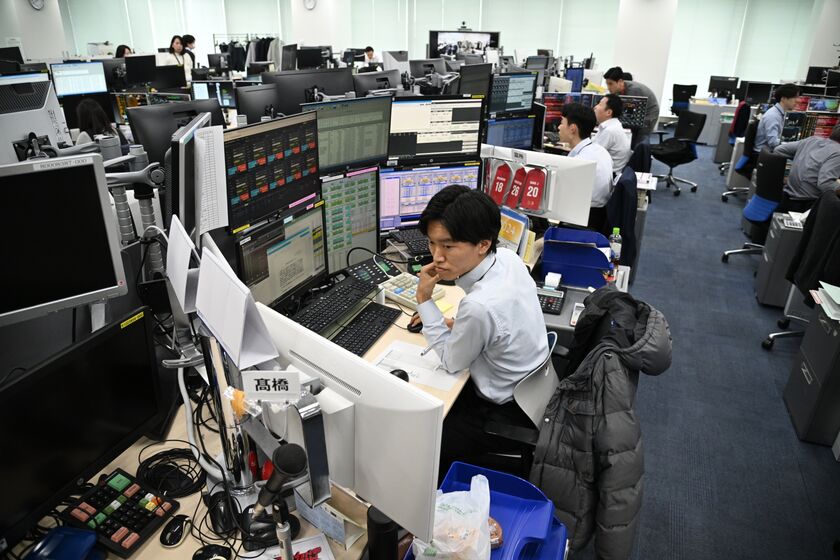 Inside Trading Room of Mitsubishi UFJ Trust & Banking As BOJ Announces Rate Change 