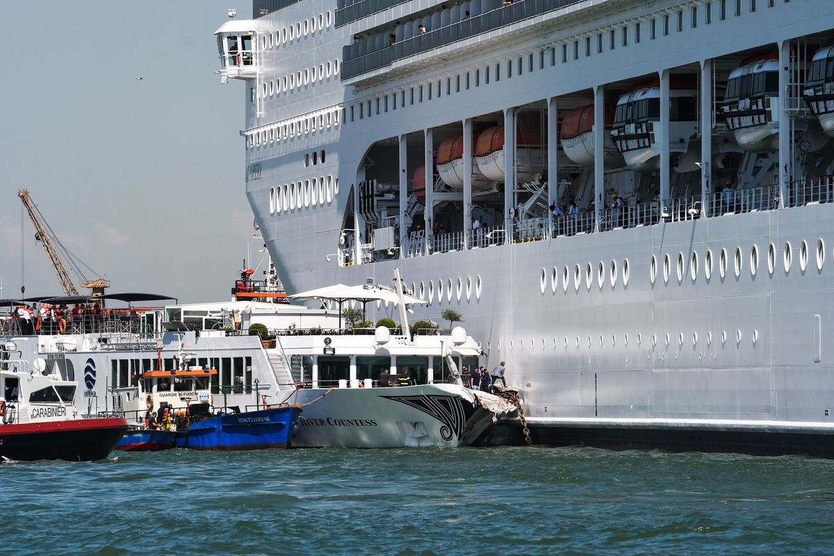 круизный лайнер заходит в порт венеции