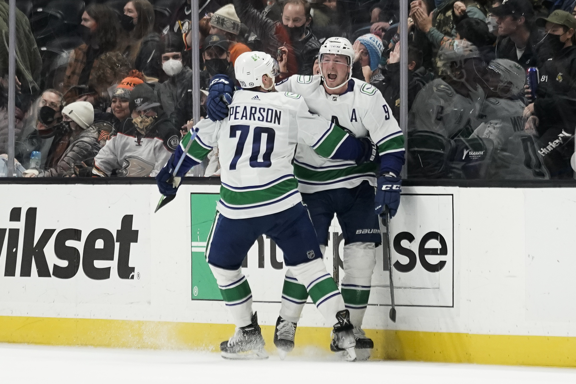 Canucks Beat Ducks In OT For 7th Straight Win Under Boudreau - Bloomberg