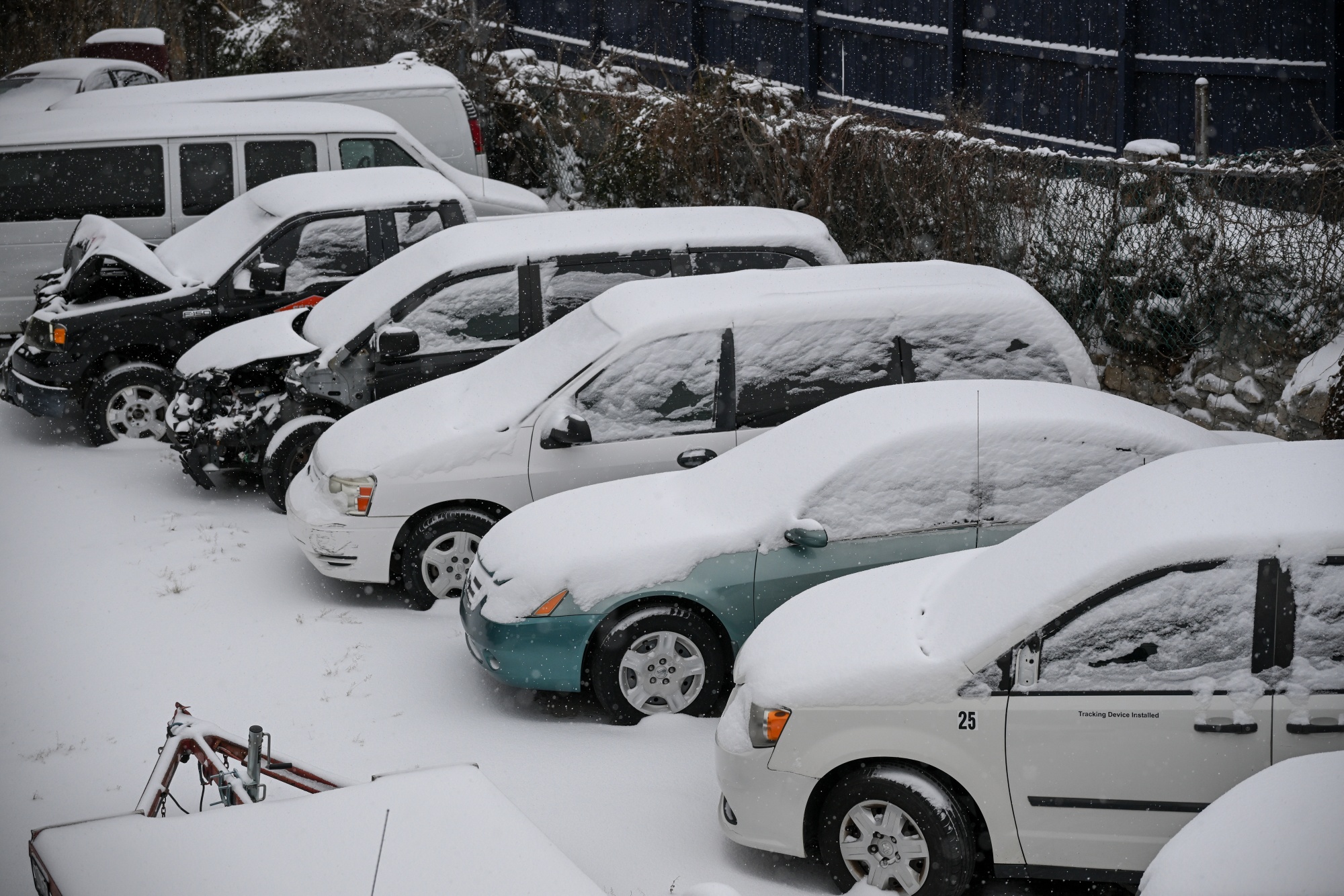 Snow-covered vehicles during a winter storm in Kansas City, Missouri, US, on Saturday, Jan. 24, 2026. A massive US winter storm stretching from the southern Rocky Mountains to New England is straining power systems, causing cascading travel disruptions, while threatening large amounts of snow and ice in some of the country’s most densely populated corridors.
