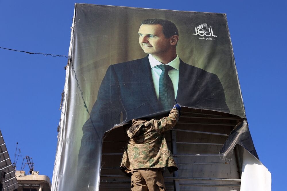 実物 アサド政権 シリア軍 共和国防衛隊 バッジ アサド政権の治安部隊解体へ、シリア反体制派指導者が表明