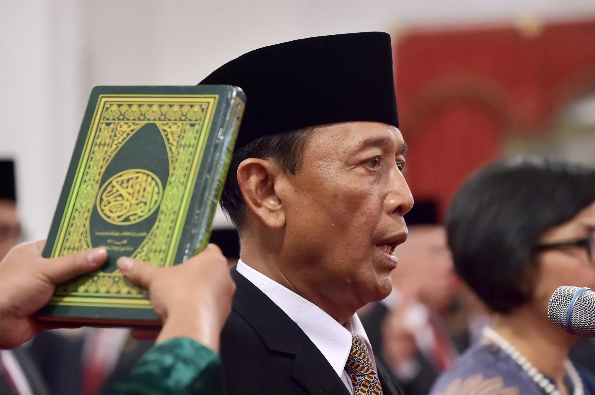 Wiranto takes oath at&nbsp;an inauguration ceremony.&nbsp;