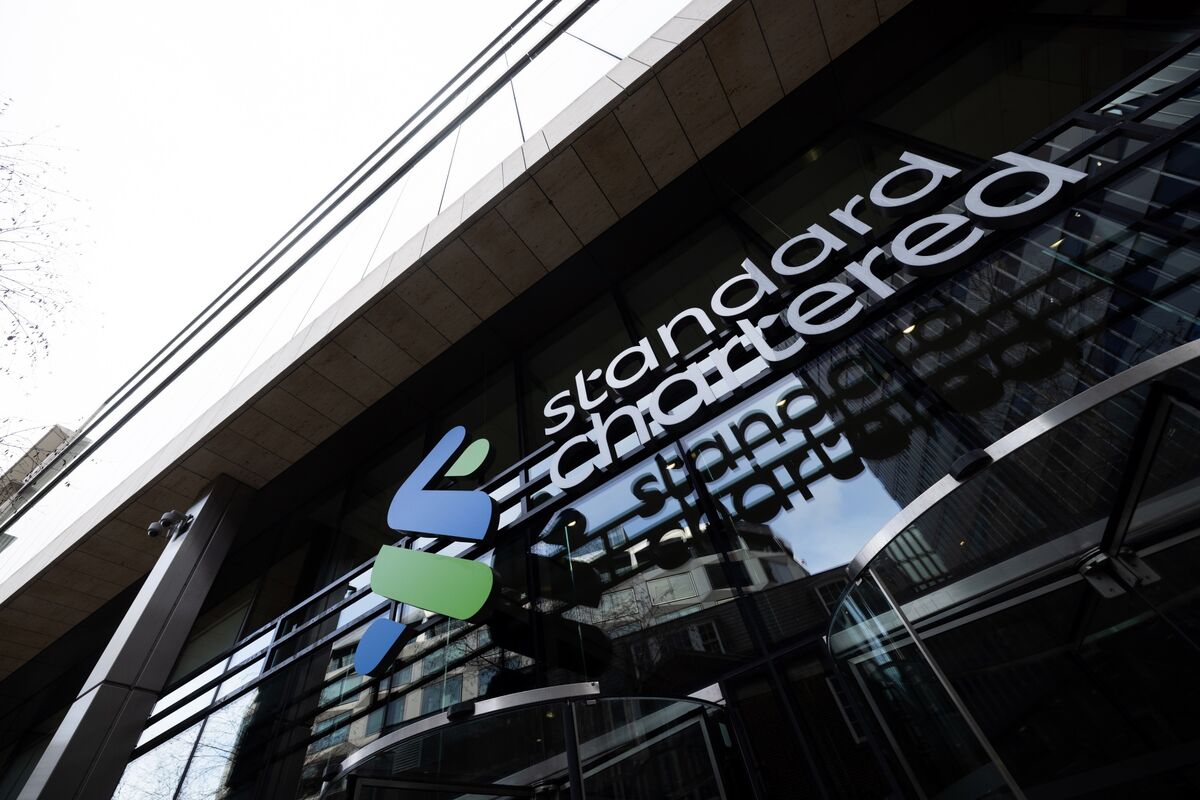 Standard Chartered Intends to Explore Sale of Aviation Unit Bloomberg