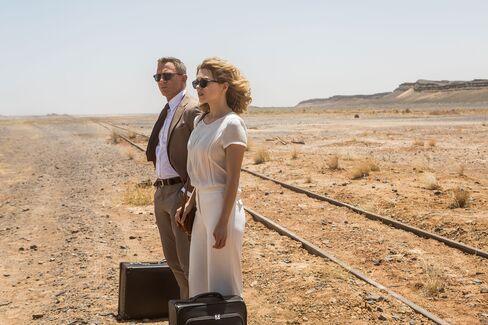 Seydoux's Swann wore Persol sunglasses and had a bespoke wardrobe for her desert scenes. Bond's sunglasses were Tom Ford.