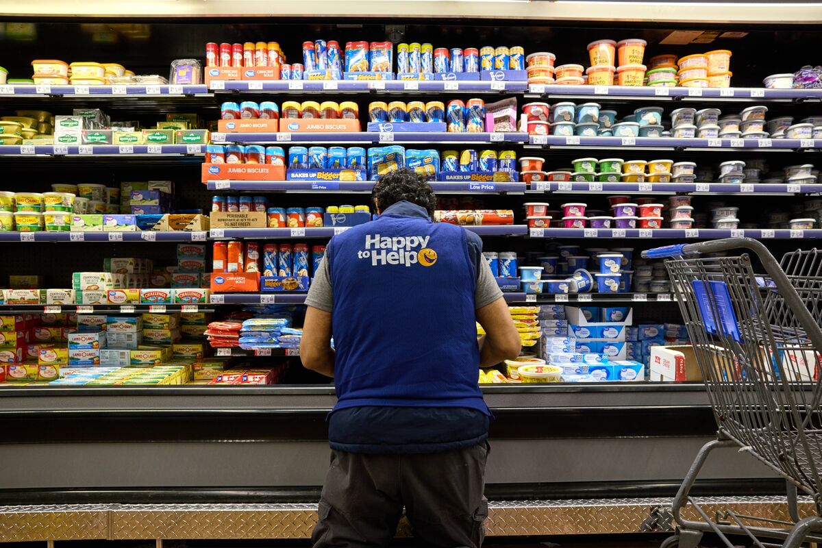 
                            Walmart Offers Cautious Profit Guide on Trade, Labor Worries