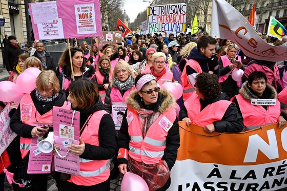 Yellow Vests Hold Protests Across France for 17th Weekend