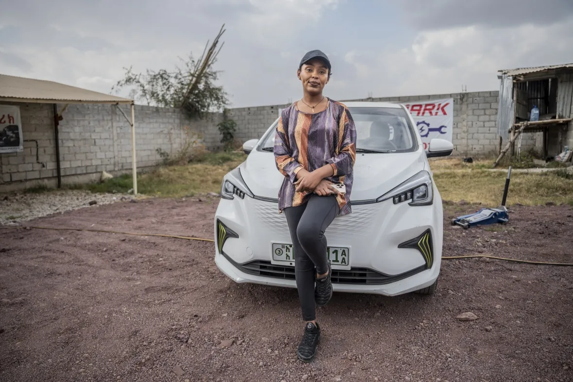 タクシー運転手のベテルヘム・エシェティ氏と中国製EV