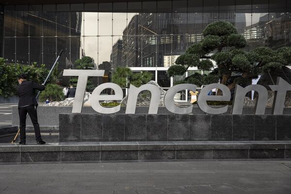 Tencent Becomes Market Laggard as China Traders Sell