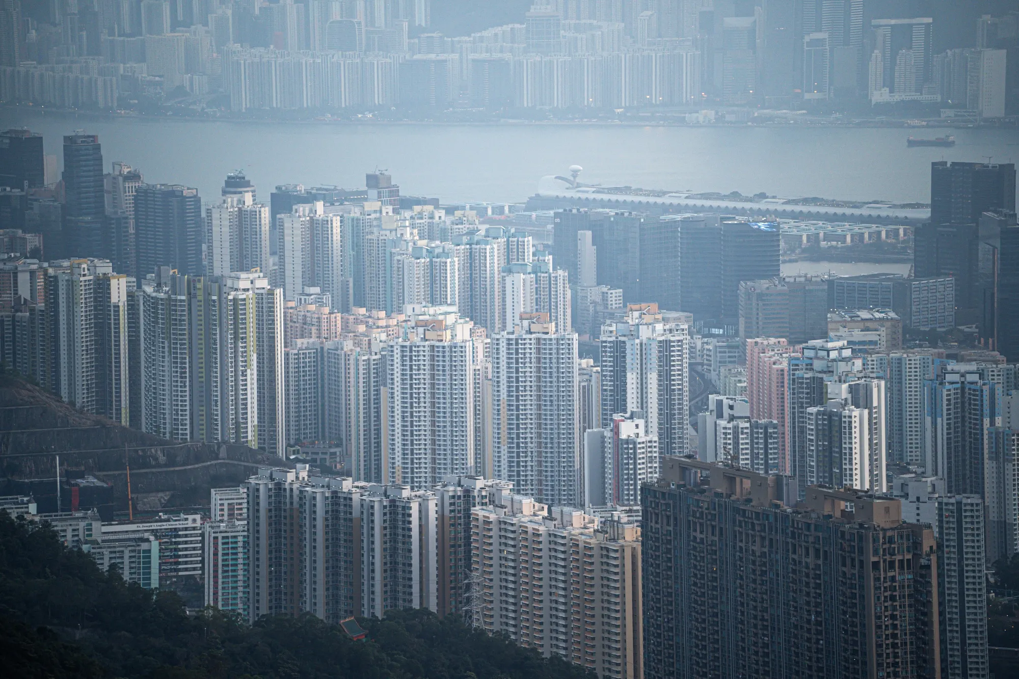 Hong Kong’s new-home&nbsp;sales surged&nbsp;10 times in the first five days after the government removed the cooling measures compared with two months ago.
