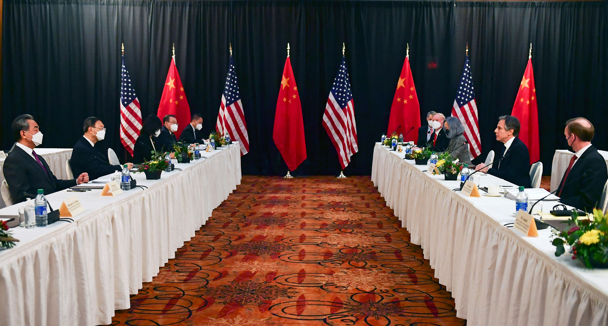 Antony Blinken with Jake Sullivan, facing Yang Jiechi and Wang Yi in Anchorage, Alaska.