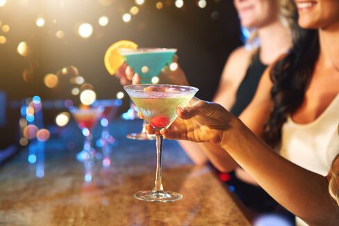 カクテルを飲む女性