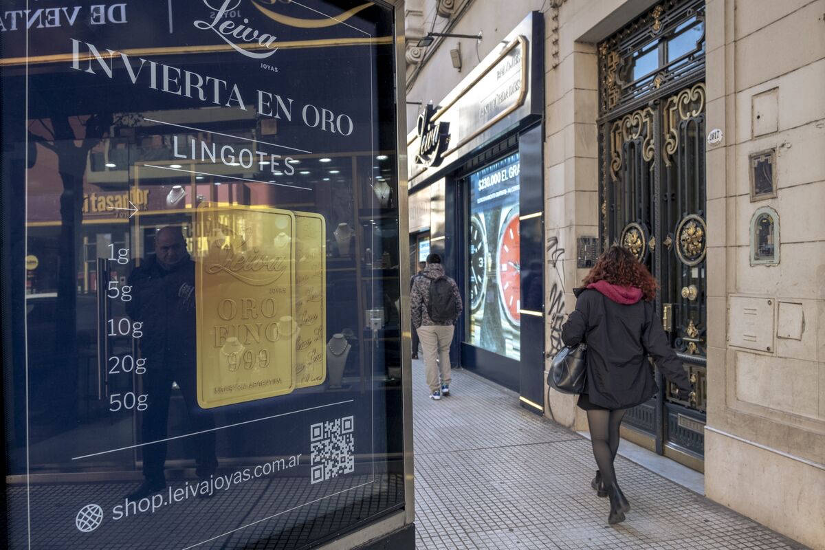 Dollar-Obsessed Argentines Have a Newfound Love for Buying Gold