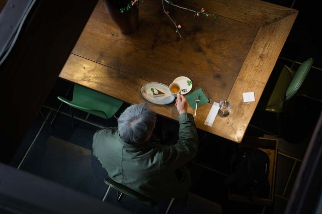 An aeriel shot of a customor enjoying a slice of cake at the Café Bibliotic Hello!