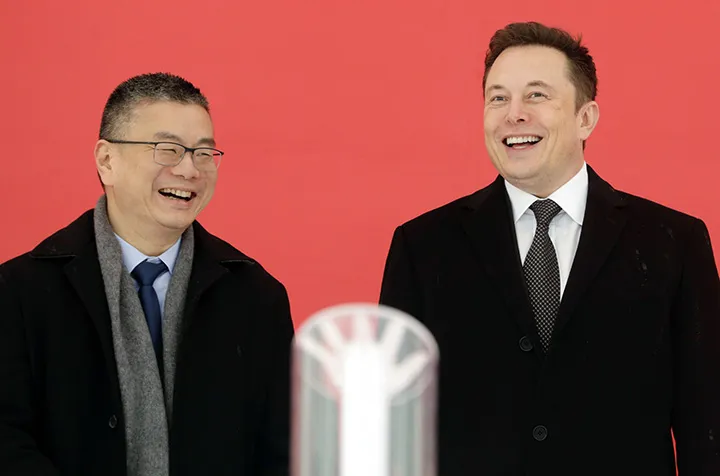 Robin Ren,&nbsp;left, and Elon Musk, in 2019.