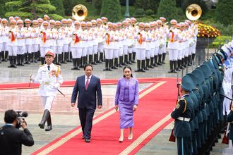 Pham Minh Chinh, centre left, and Paetongtarn Shinawatra, center right, during a welcoming ceremony in Hanoi on May 16.