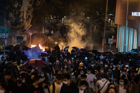 Lam Calls for Peaceful End to Hong Kong Siege as Numbers Dwindle