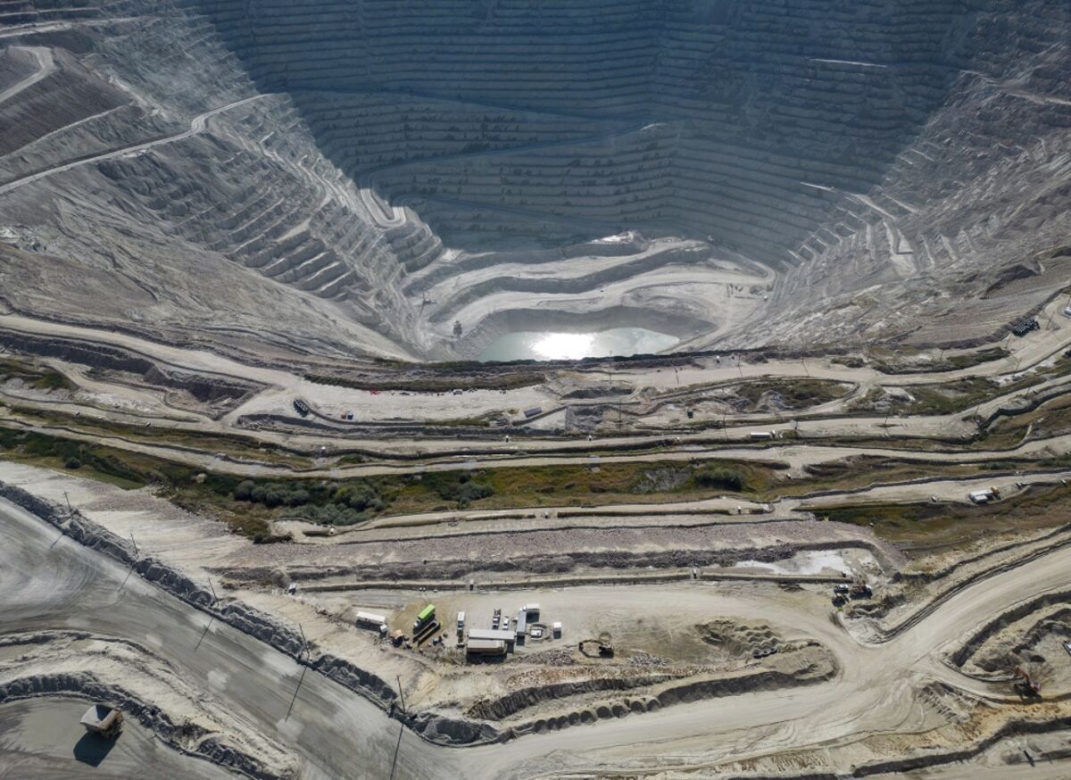 bloomberg.com - James Attwood - Workers at Canada's Top Copper Mine Threaten to Strike Saturday
