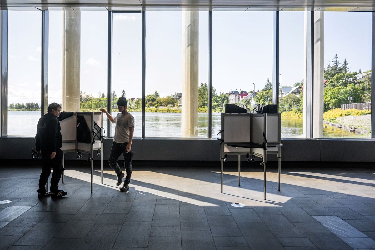 Iceland Votes in Referendum on Restarting EU Talks