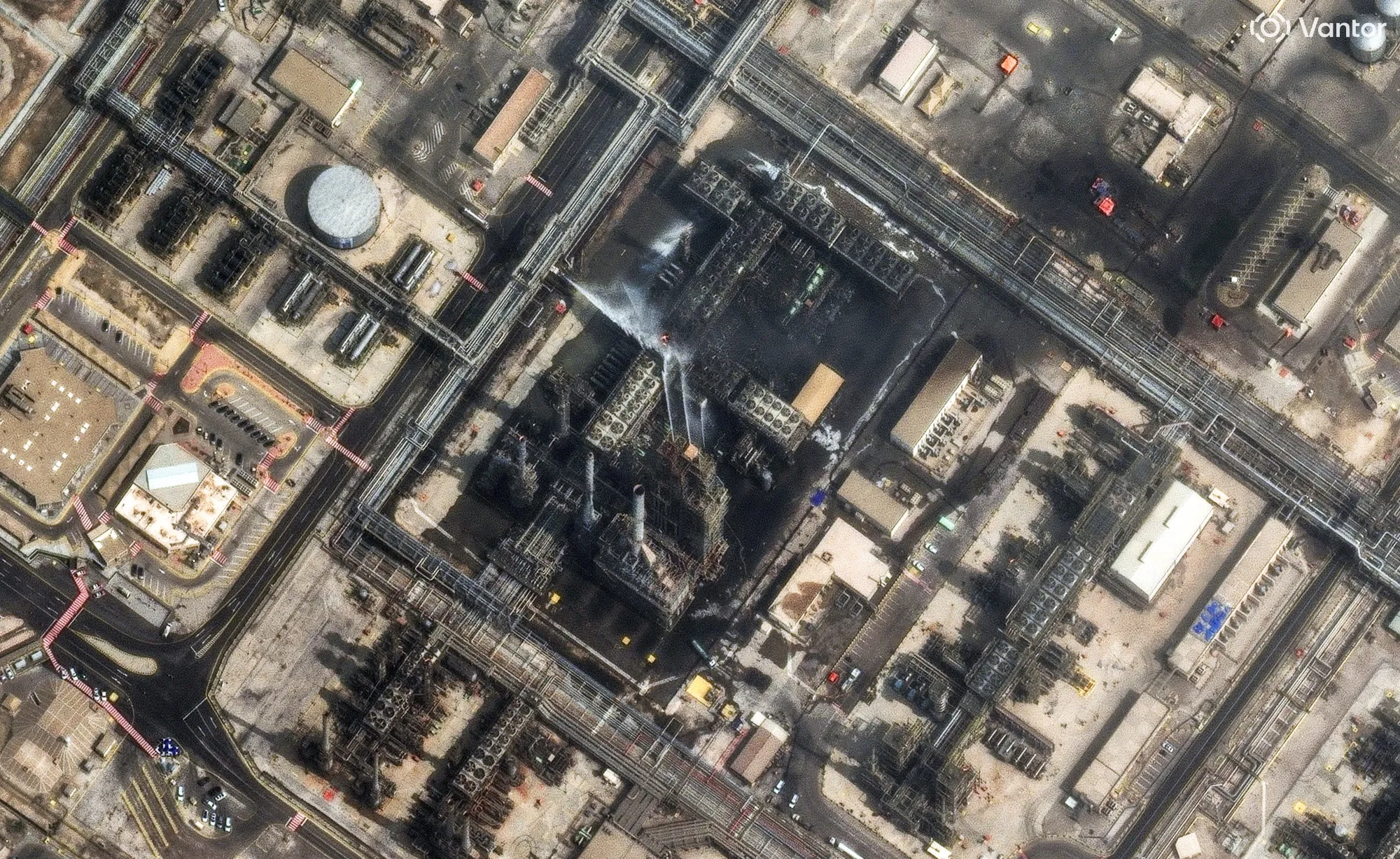 サウジアラビアのラスタヌラ製油所での消火活動と被害状況を捉えた衛星画像（2026年3月2日）　
