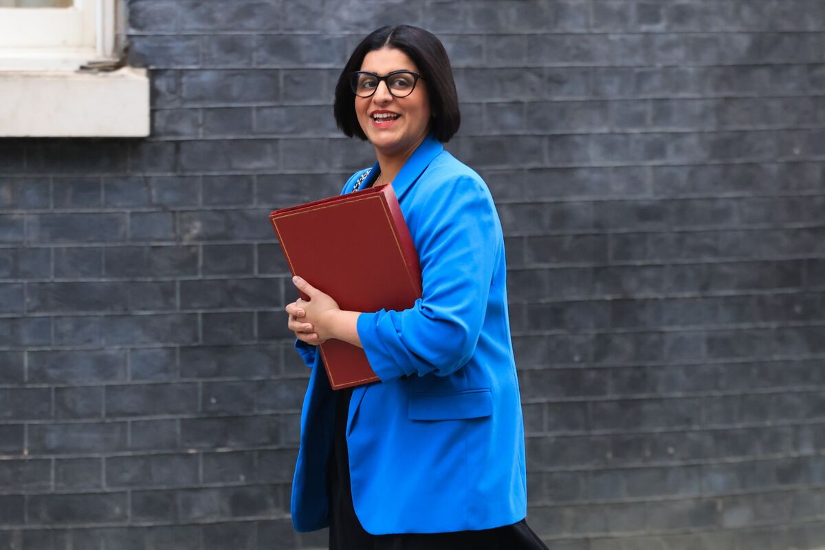 UK Net Migration Falls Sharply as Cost-of-Living Concerns Persist ...