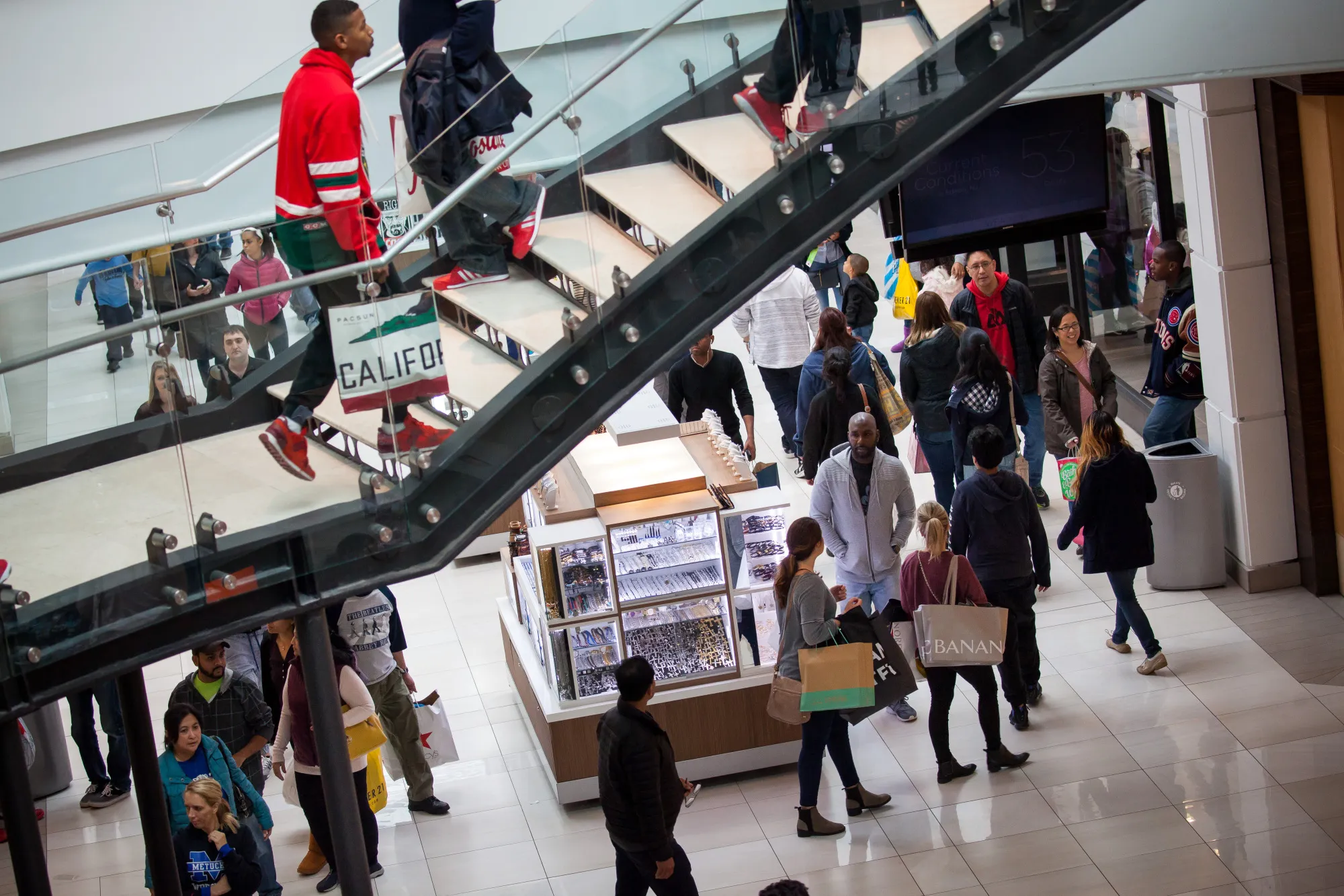Shoppers Inside The Menlo Park Mall On Black Friday 
