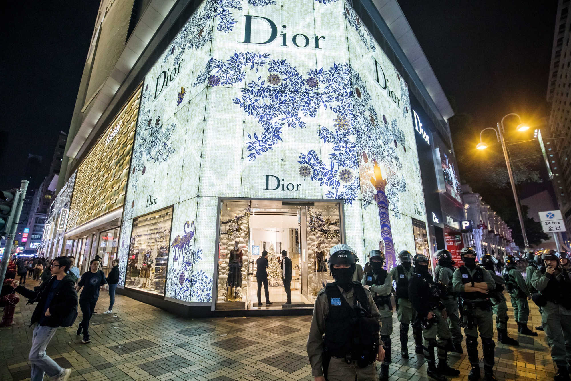 LVMH Falls: Crown Lies Heavy on Arnault's Loewe, Louis Vuitton, Christian  Dior - Bloomberg