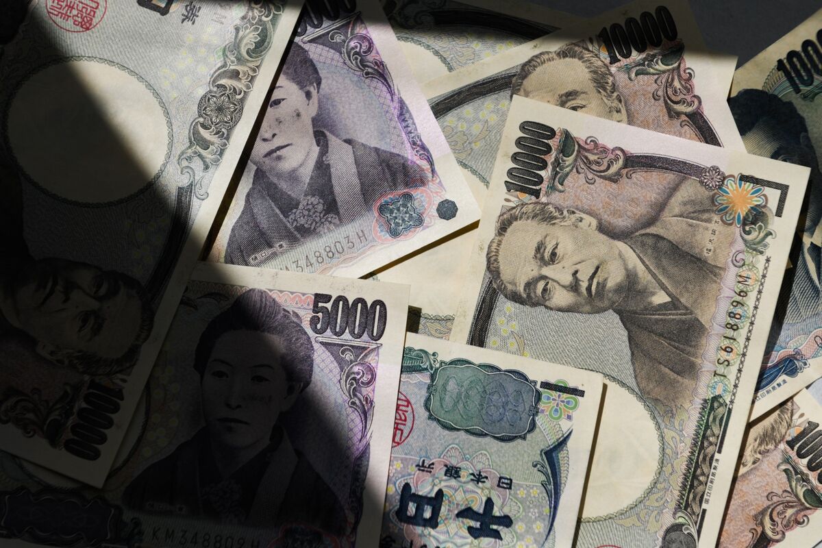 Japan Life Insurers Keep Hedging for Yen Gains Near 13-Year Low