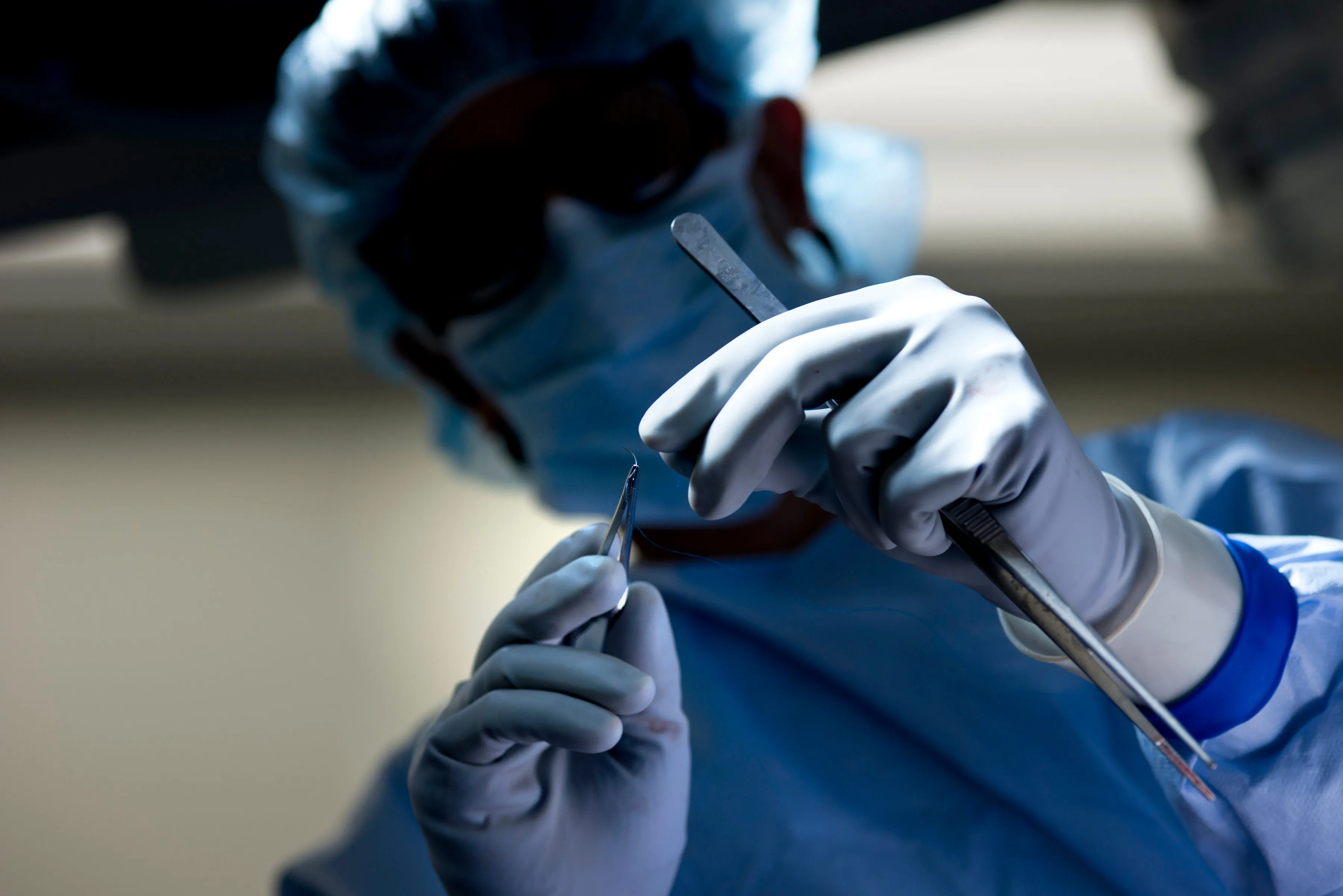 Dr. Niraj Desai orients a suture while he sews in a kidney to a recipient patient during a kidney transplant at Johns Hopkins Hospital June 26, 2012 in Baltimore, Maryland.  Doctors from Johns Hopkins transplanted the kidney from a living donor into the patient recipient.  AFP PHOTO/Brendan SMIALOWSKI        (Photo credit should read BRENDAN SMIALOWSKI/AFP/GettyImages)