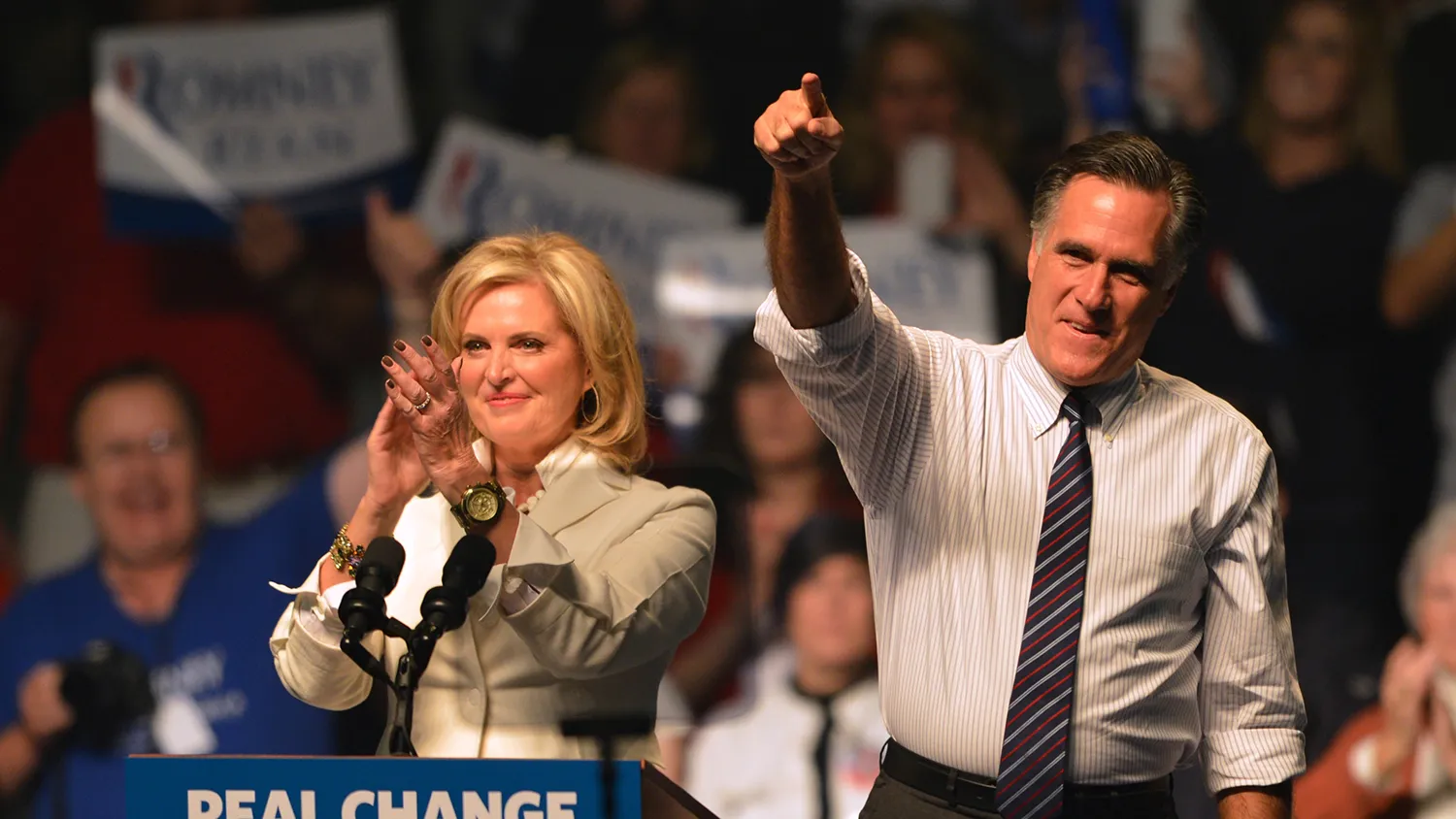 US Republican Presidential candidate Mitt Romney (L) and his wife Ann Romney (R) at a rally late November 5, 2012 at the Verizon Wireless Arena in Manchester, New Hampshire.

