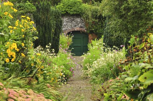 The 23 acres of mature pleasure grounds include well-thought-out formal gardens as well as informal gardens that link to the wider parkland estate’s woodland walks.
