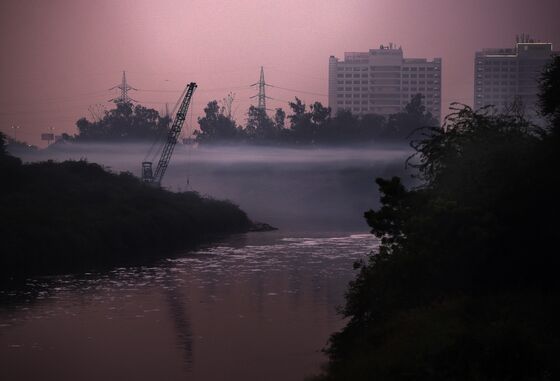 World’s Worst Air Pollution Blankets India’s Capital in Smog