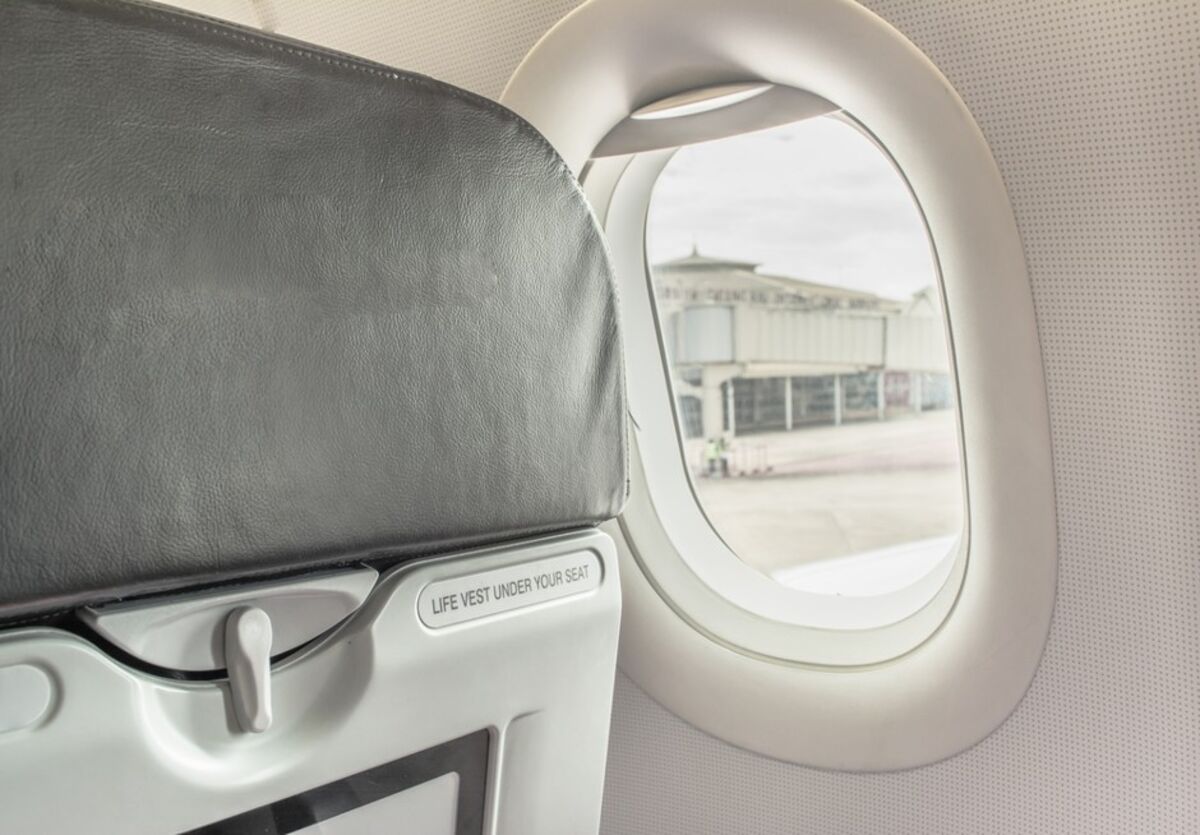 Airhook Cup Holder and Device Mount Hooks Onto Your Airplane Tray Table -  Bloomberg