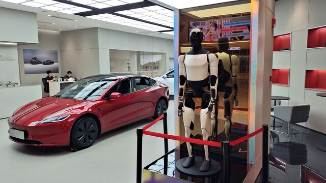  Tesla’s humanoid robot Optimus Gen-2 on display in a Tesla store in Shanghai on May 15, 2025.