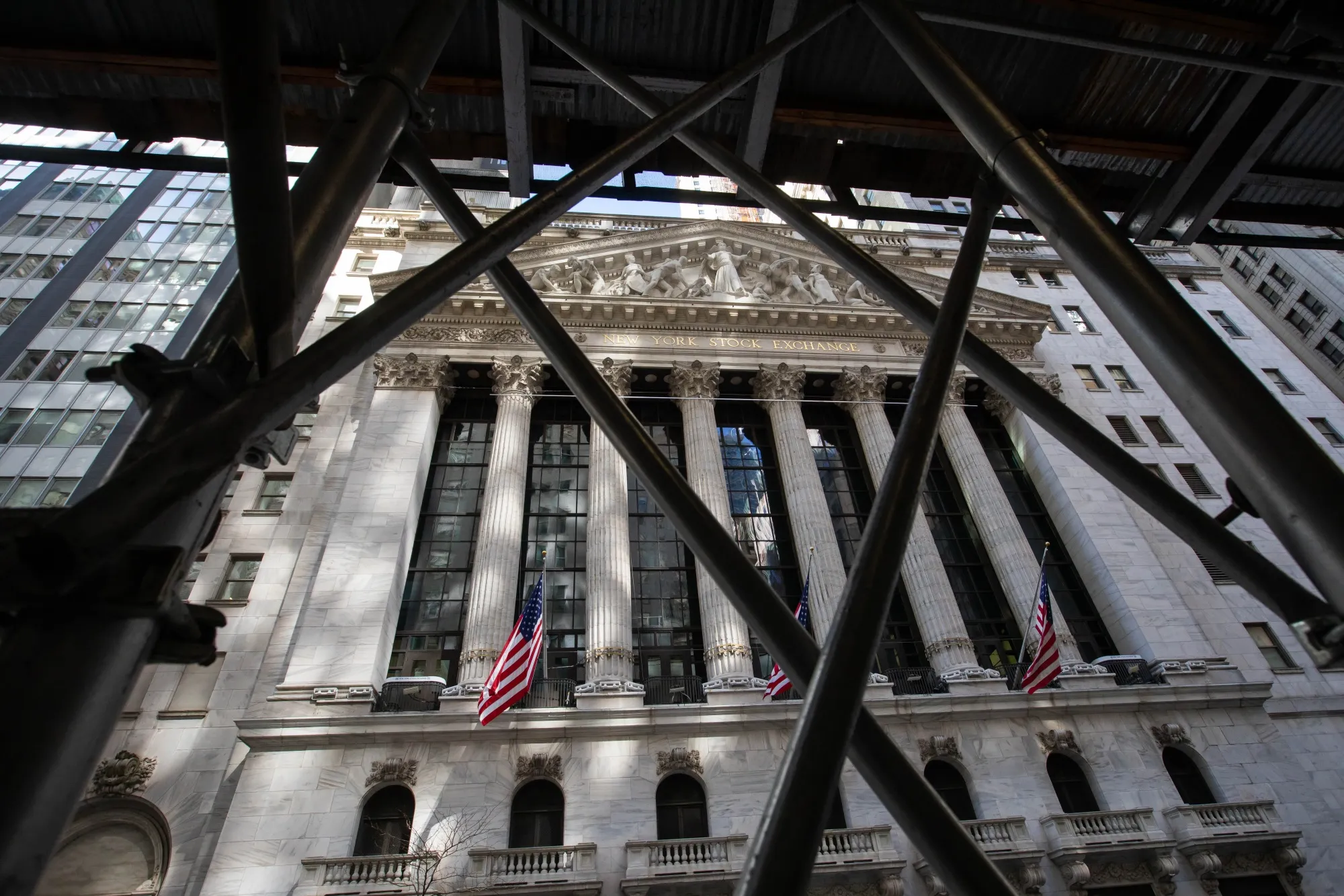 Stocks Climb Amid Tech Rebound 