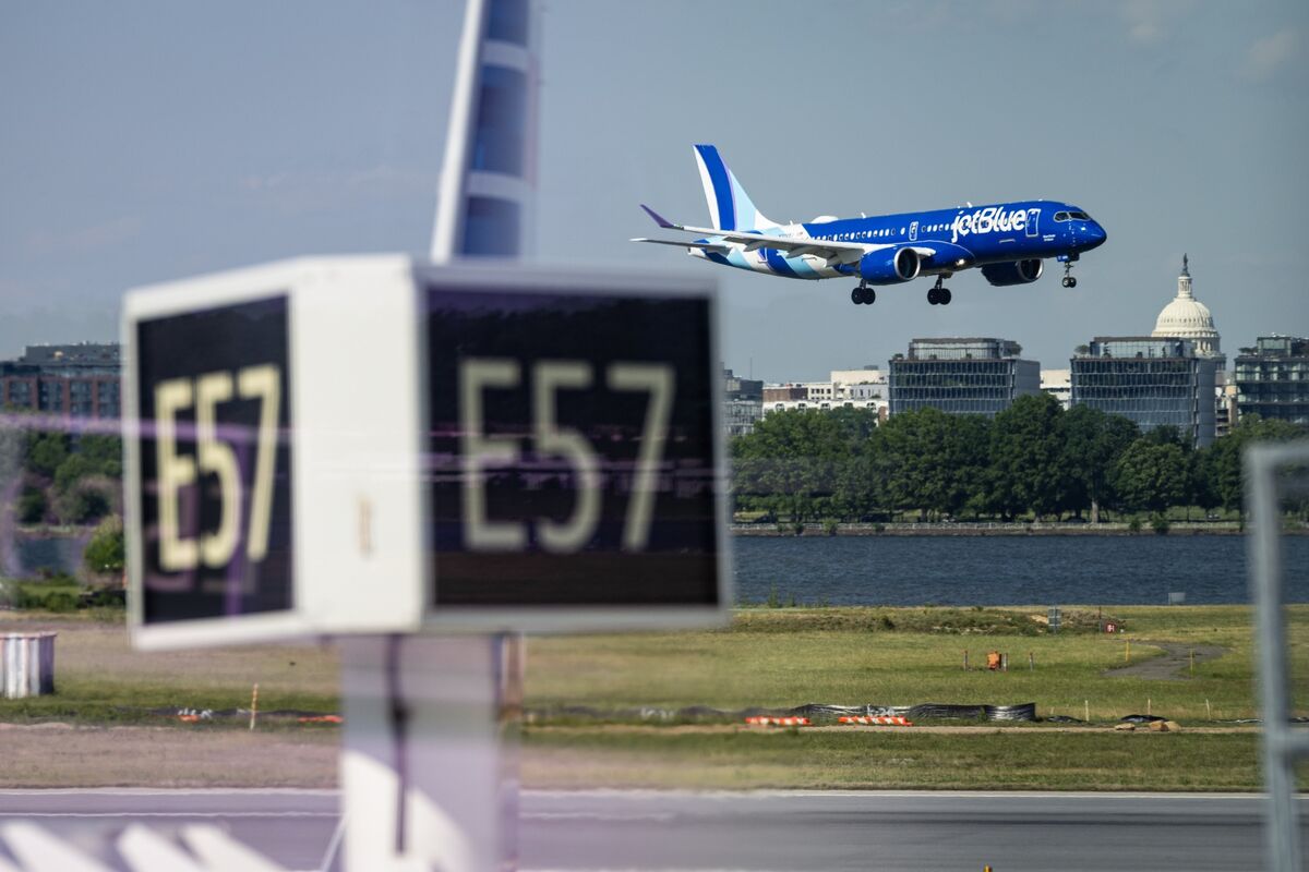 Photo: Bloomberg.com JetBlue Creditors Hire Advisers as Bonds Plunge to 42 Cents