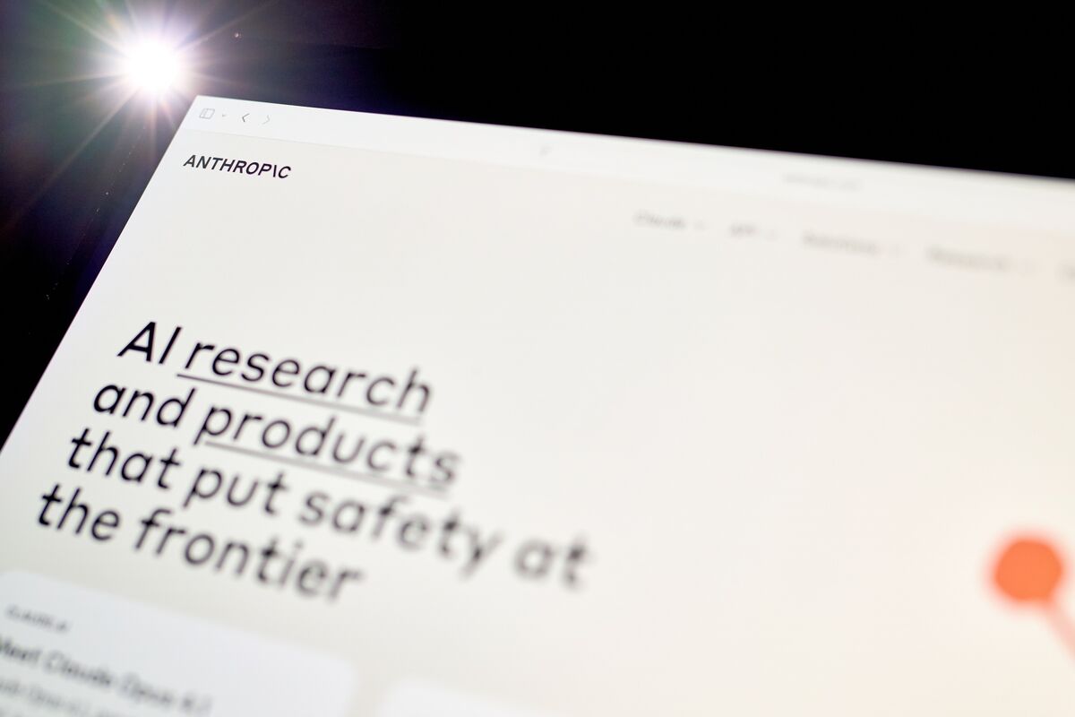 Avaliadores analisam a segurança de modelos de inteligência artificial em parceria entre Anthropic e Accenture