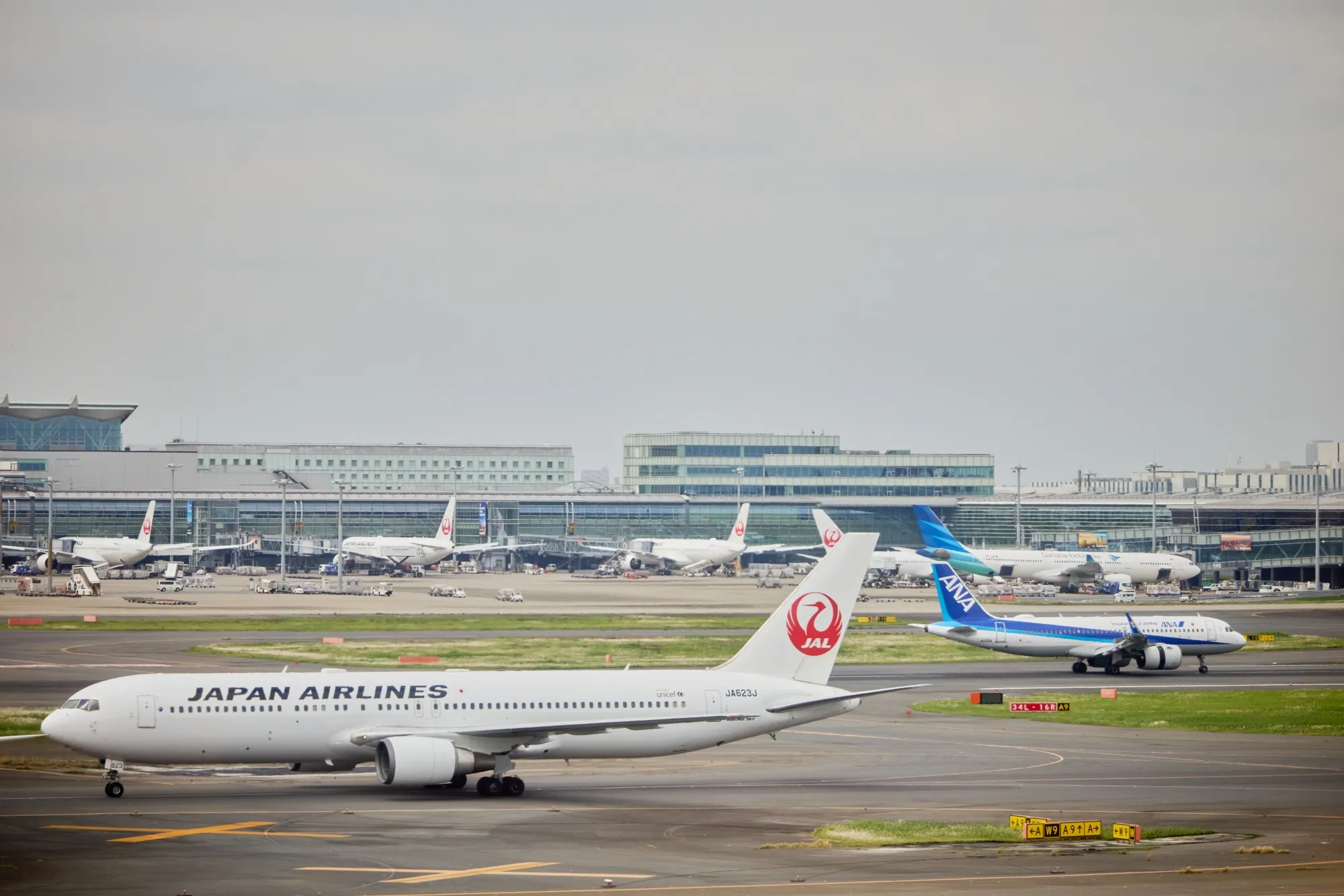 羽田空港の全日本空輸（ANA）機と日本航空（JAL）機