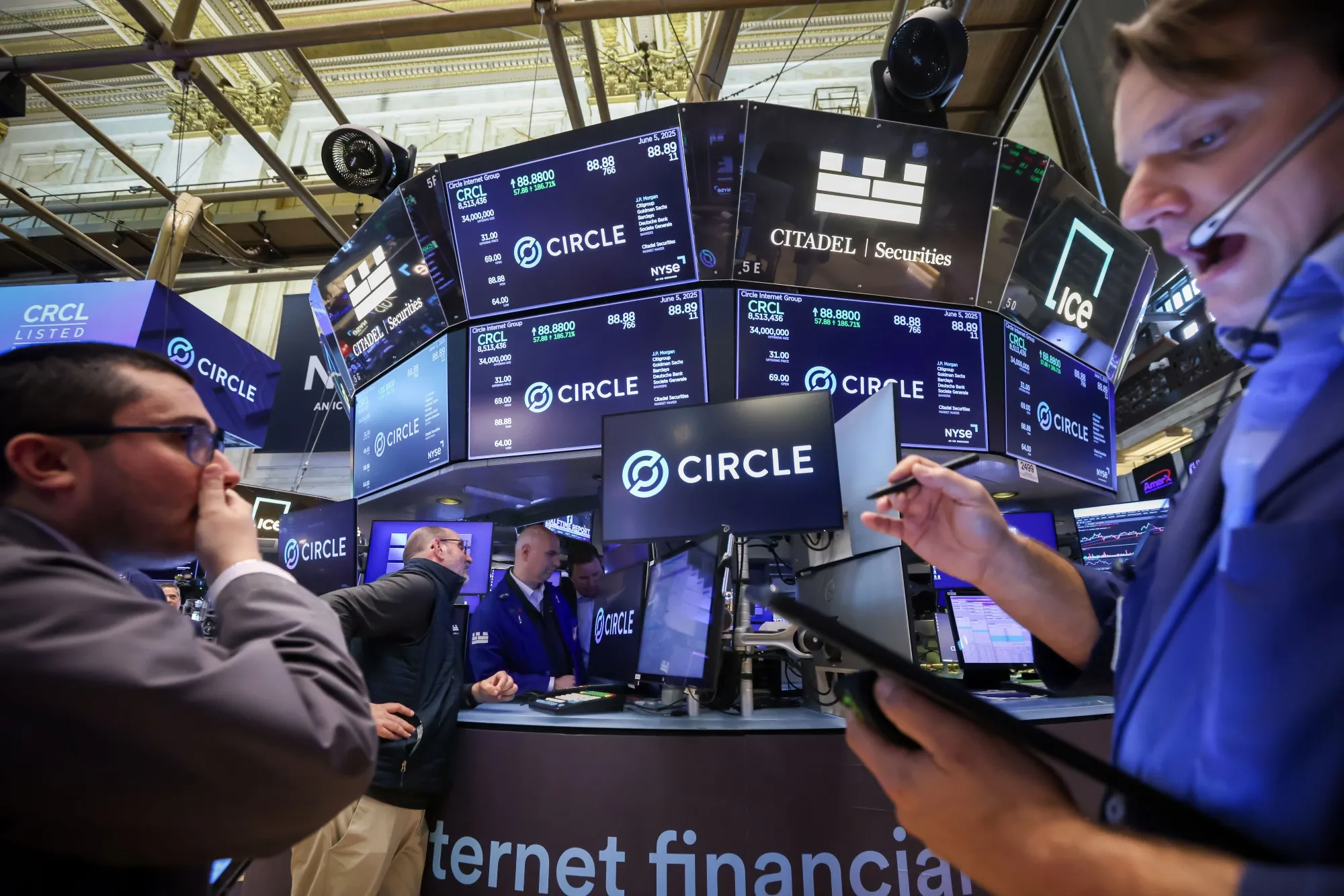 Traders work on the floor of the New York Stock Exchange (NYSE) during the Circle IPO&nbsp;in New York.