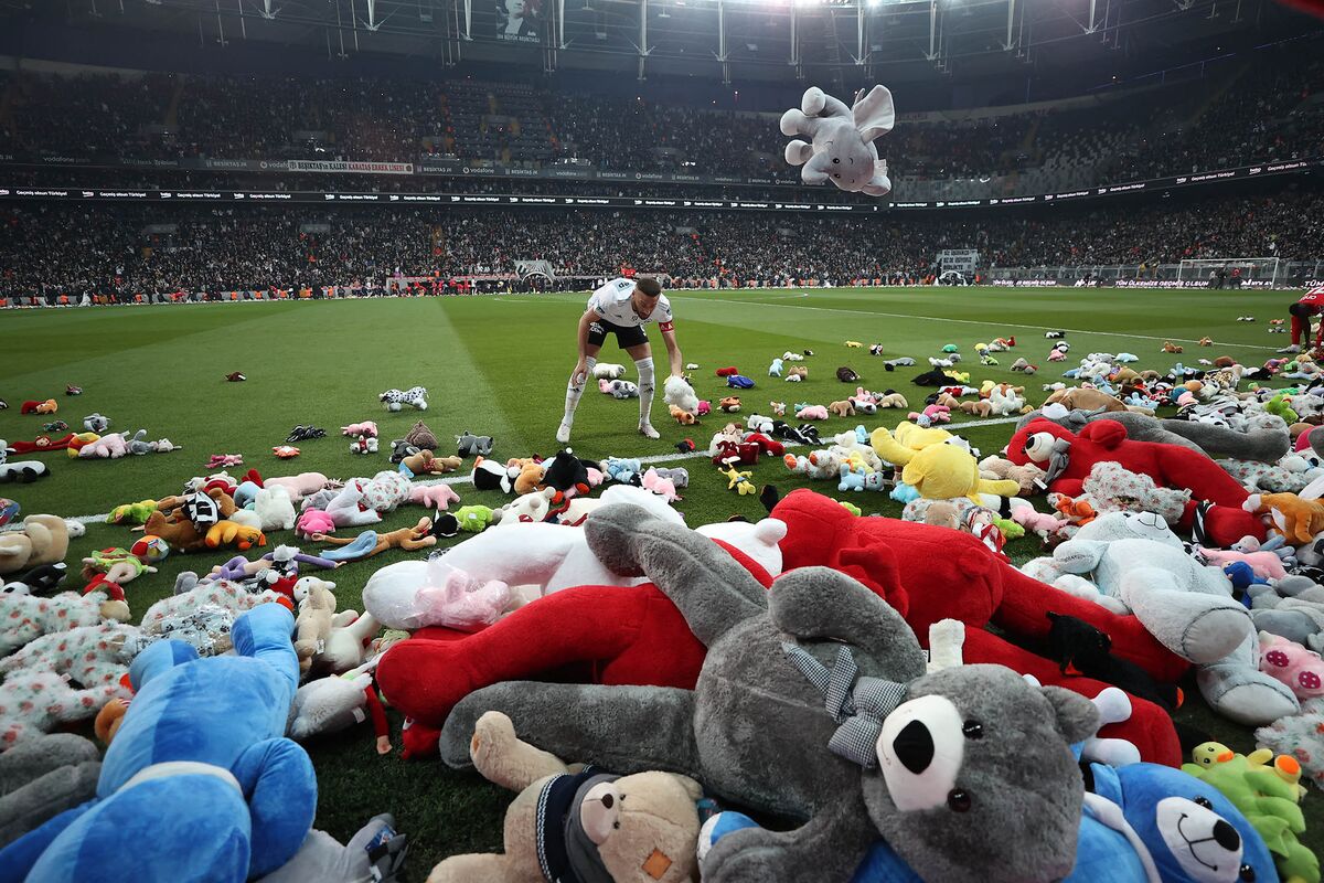Besiktas vs Antalyaspor delayed as fans throw thousands of toys on